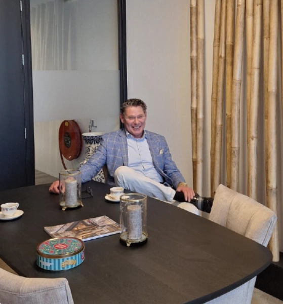 klaas op stoel in kantoor